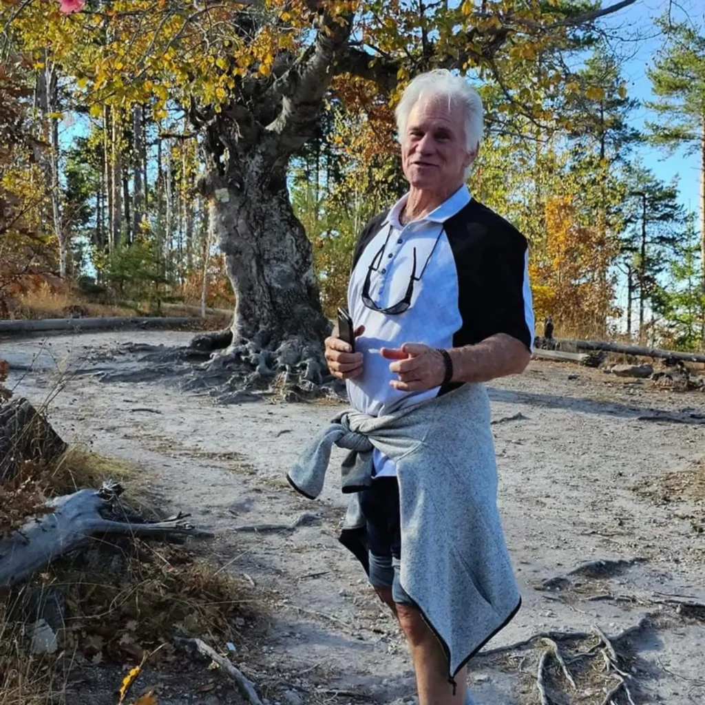 Мастър Тимоти практикуващ собствен метод за трансформация Чи аура интеграция